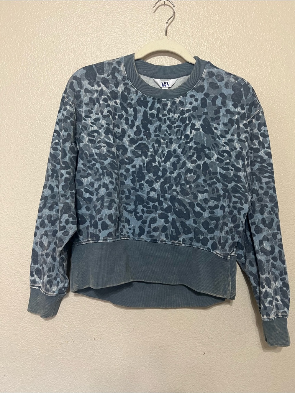JoyLab Blue Leopard Cropped Crewneck Sweatshirt
